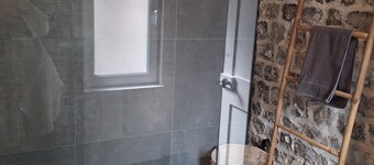"Happy hour" Renovated fisherman's cottage in historic district.