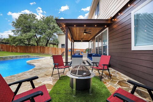 Spacious 5BR Retreat with Heated Pool & Outdoor Games