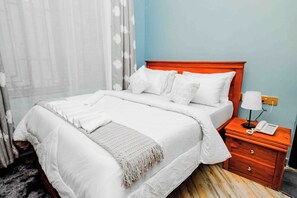 Deluxe kamer, 1 twee- of 2 eenpersoonsbedden, balkon | Een bureau, een laptopwerkplek, gratis wifi