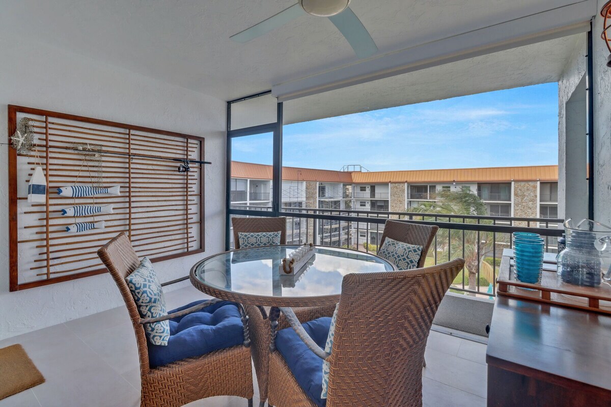 Photo 13 of Charming Bordeaux Club Condo-panoramic Gulf views in The Moorings, Naples