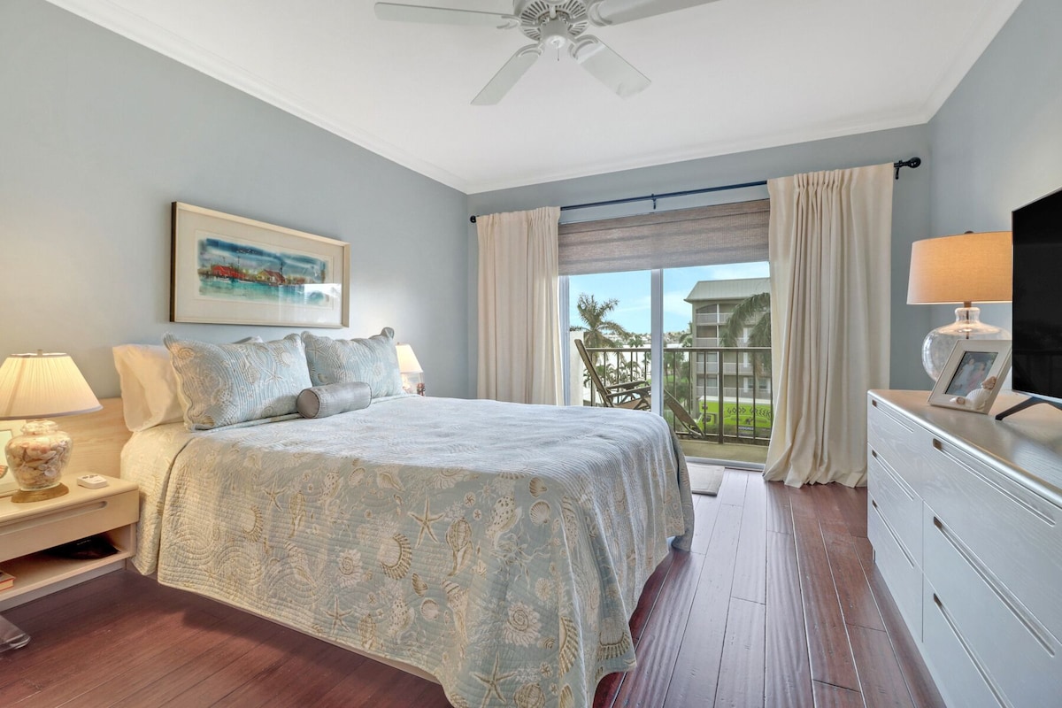 Photo 14 of Charming Bordeaux Club Condo-panoramic Gulf views in The Moorings, Naples
