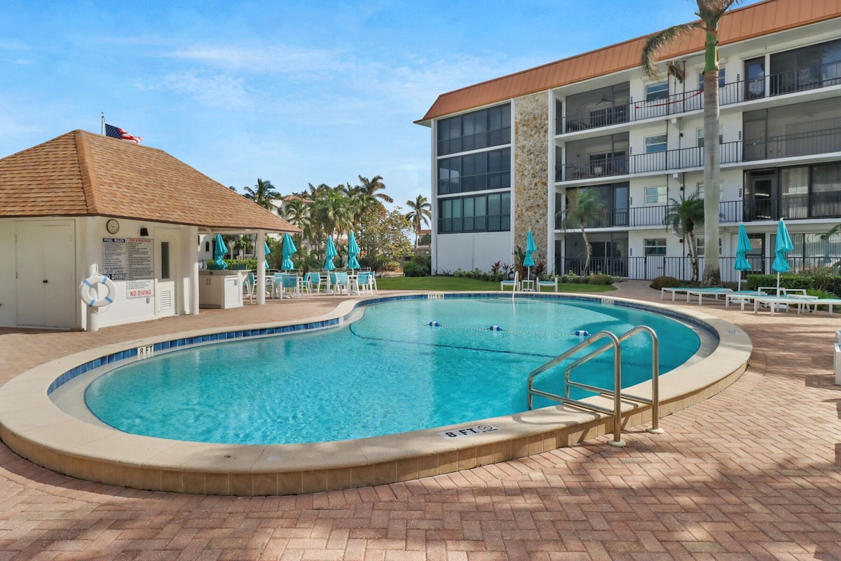 Photo 25 of Charming Bordeaux Club Condo-panoramic Gulf views in The Moorings, Naples