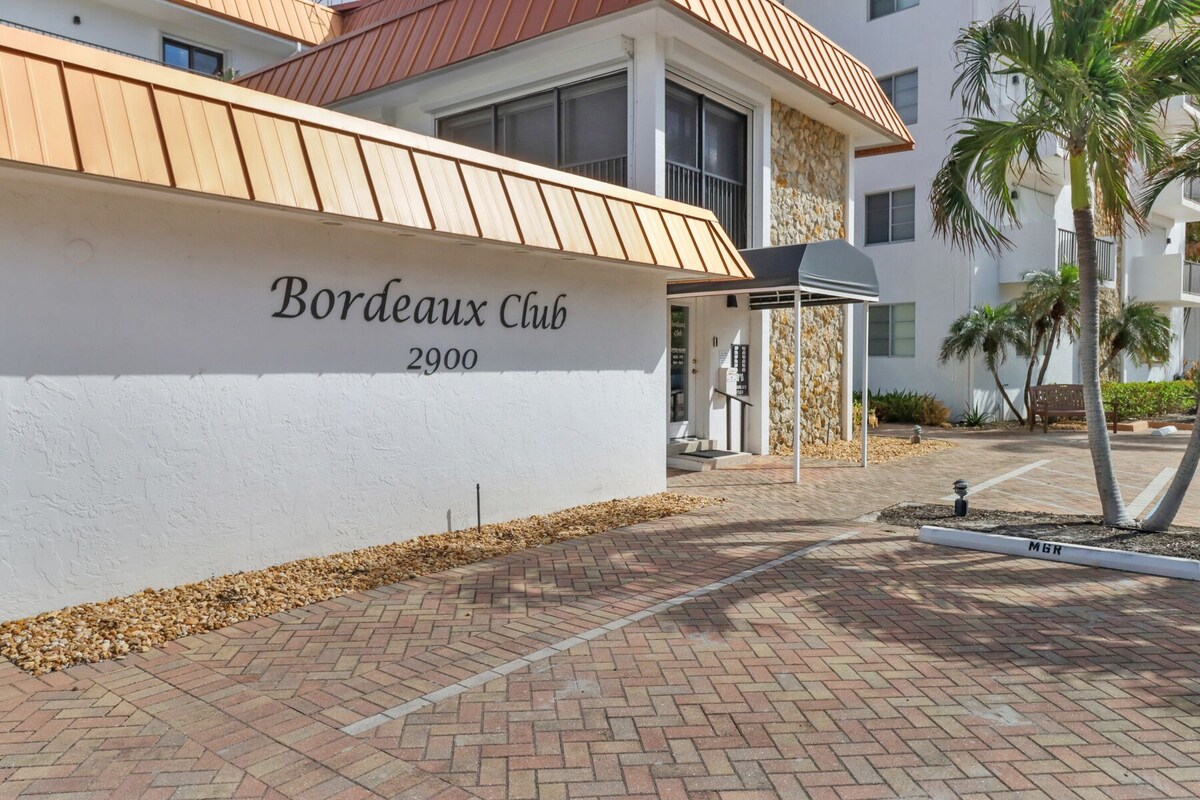 Photo 2 of Charming Bordeaux Club Condo-panoramic Gulf views in The Moorings, Naples