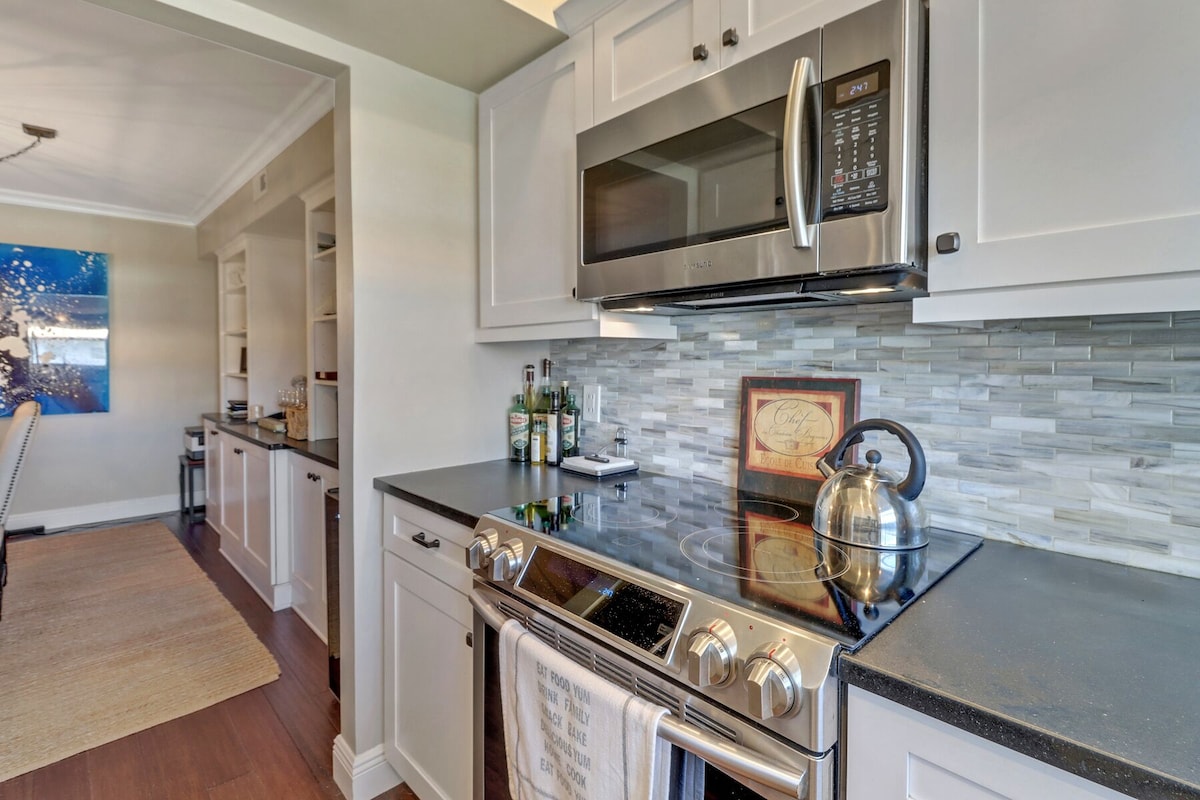 Photo 7 of Charming Bordeaux Club Condo-panoramic Gulf views in The Moorings, Naples