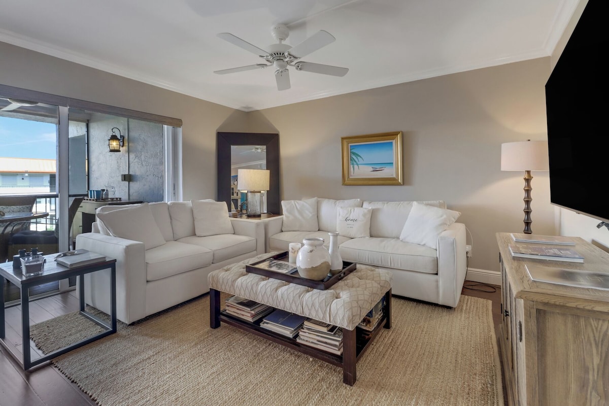 Photo 10 of Charming Bordeaux Club Condo-panoramic Gulf views in The Moorings, Naples