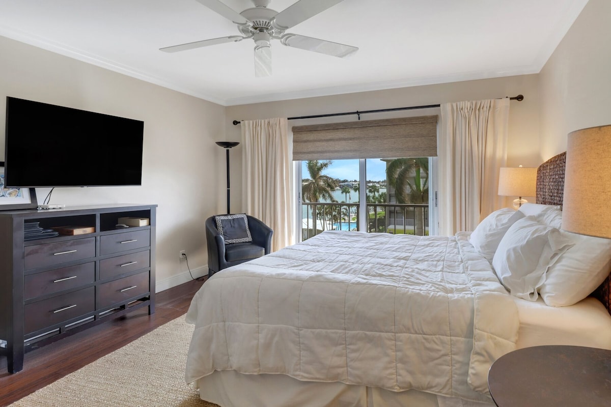 Photo 18 of Charming Bordeaux Club Condo-panoramic Gulf views in The Moorings, Naples