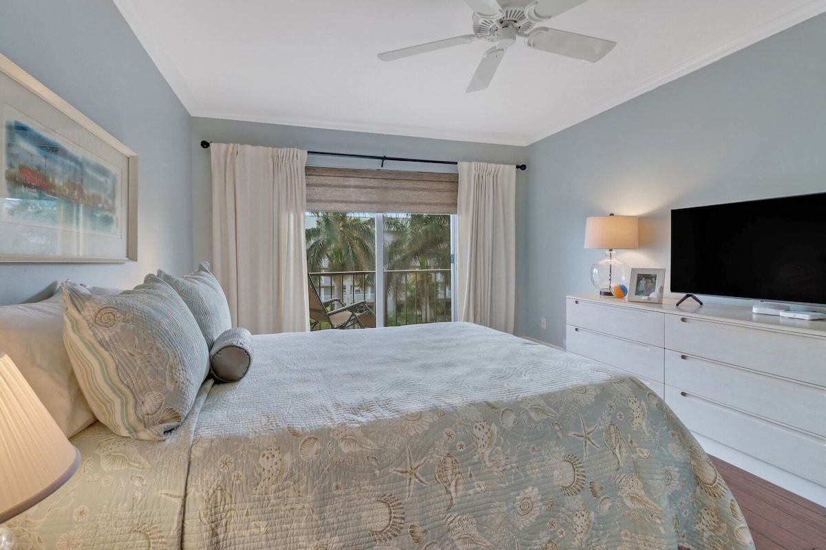 Photo 15 of Charming Bordeaux Club Condo-panoramic Gulf views in The Moorings, Naples
