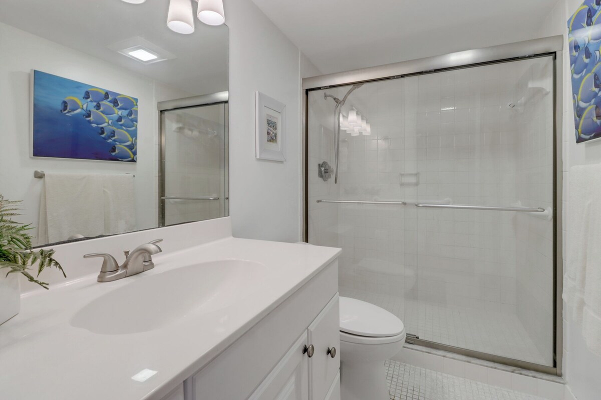 Photo 22 of Charming Bordeaux Club Condo-panoramic Gulf views in The Moorings, Naples