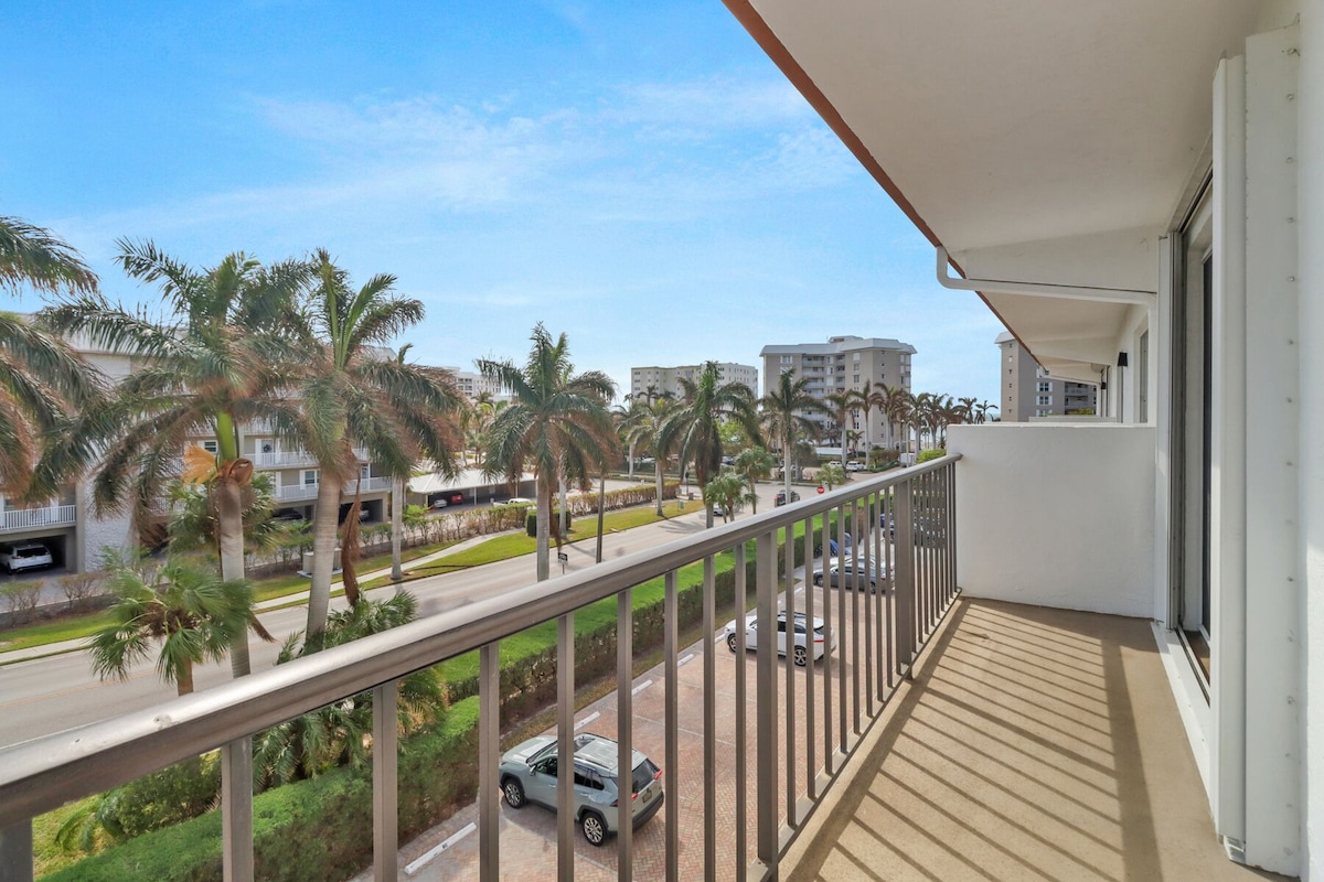 Photo 16 of Charming Bordeaux Club Condo-panoramic Gulf views in The Moorings, Naples