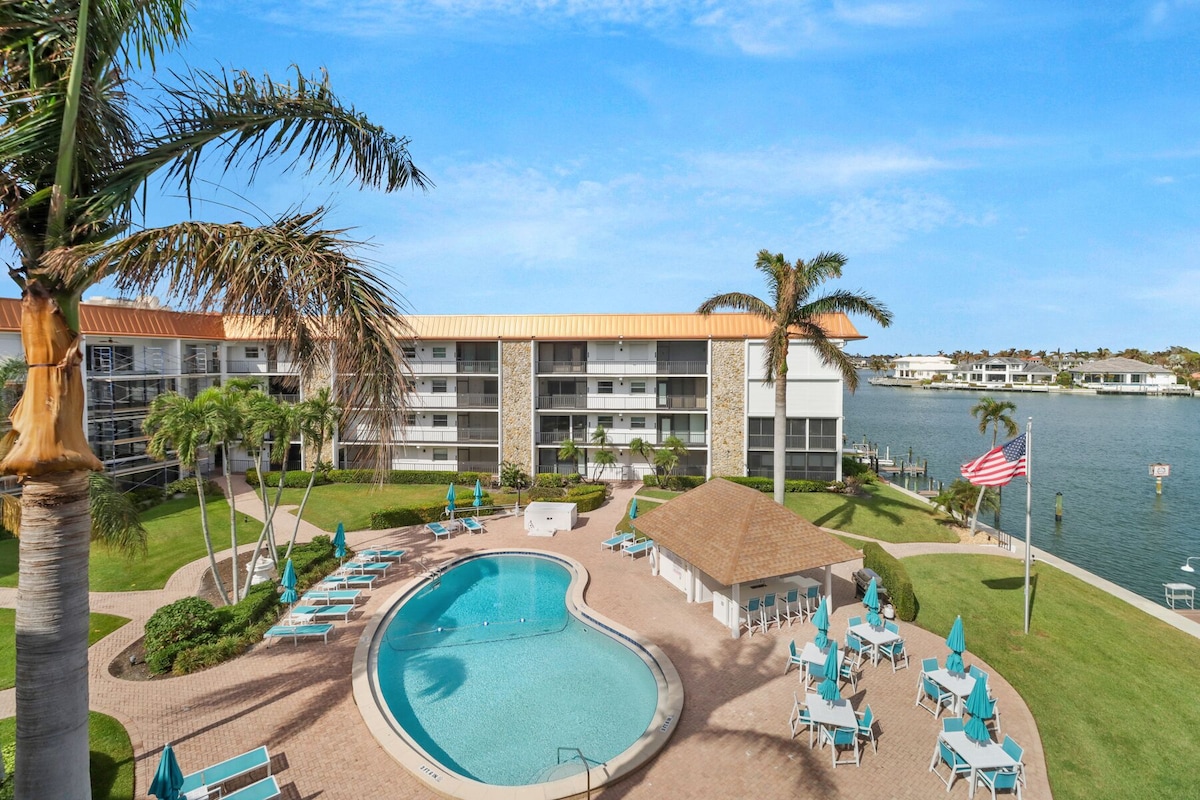 Photo 24 of Charming Bordeaux Club Condo-panoramic Gulf views in The Moorings, Naples
