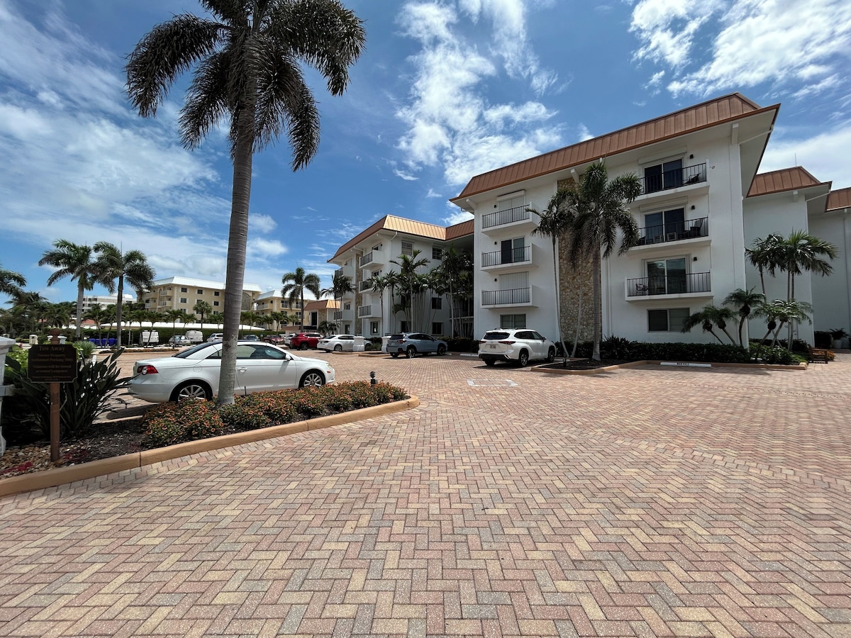 Photo 28 of Charming Bordeaux Club Condo-panoramic Gulf views in The Moorings, Naples