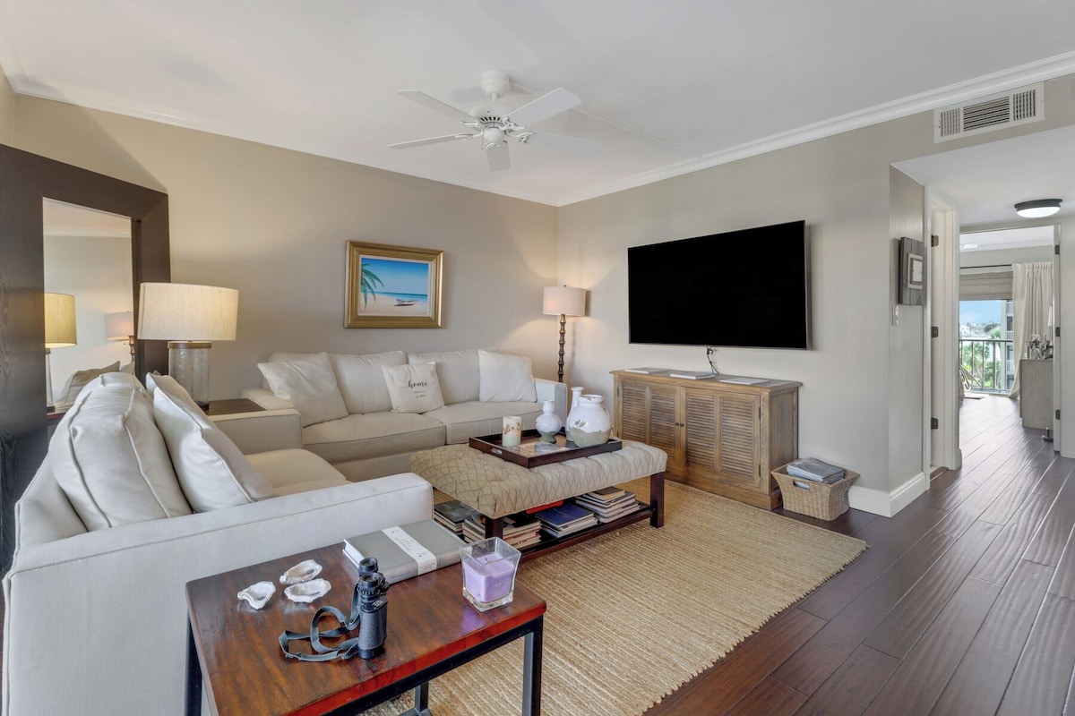 Photo 11 of Charming Bordeaux Club Condo-panoramic Gulf views in The Moorings, Naples