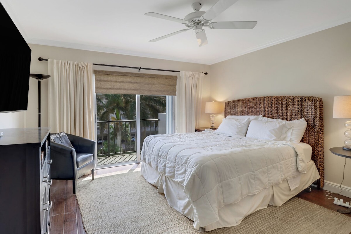 Photo 19 of Charming Bordeaux Club Condo-panoramic Gulf views in The Moorings, Naples