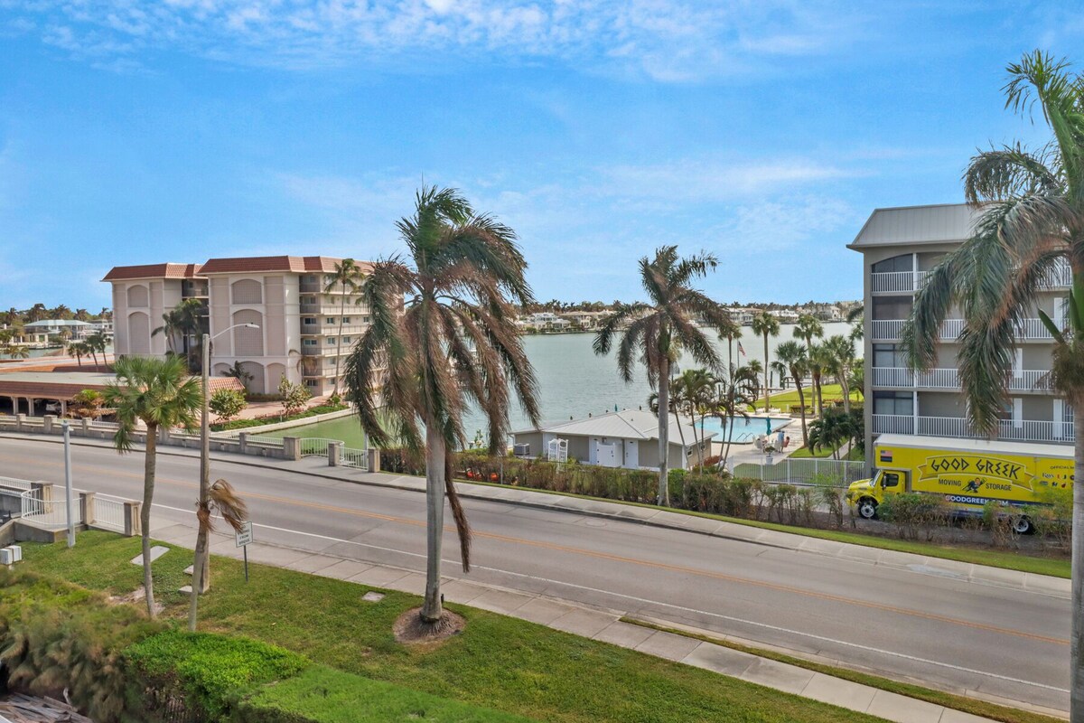 Photo 17 of Charming Bordeaux Club Condo-panoramic Gulf views in The Moorings, Naples