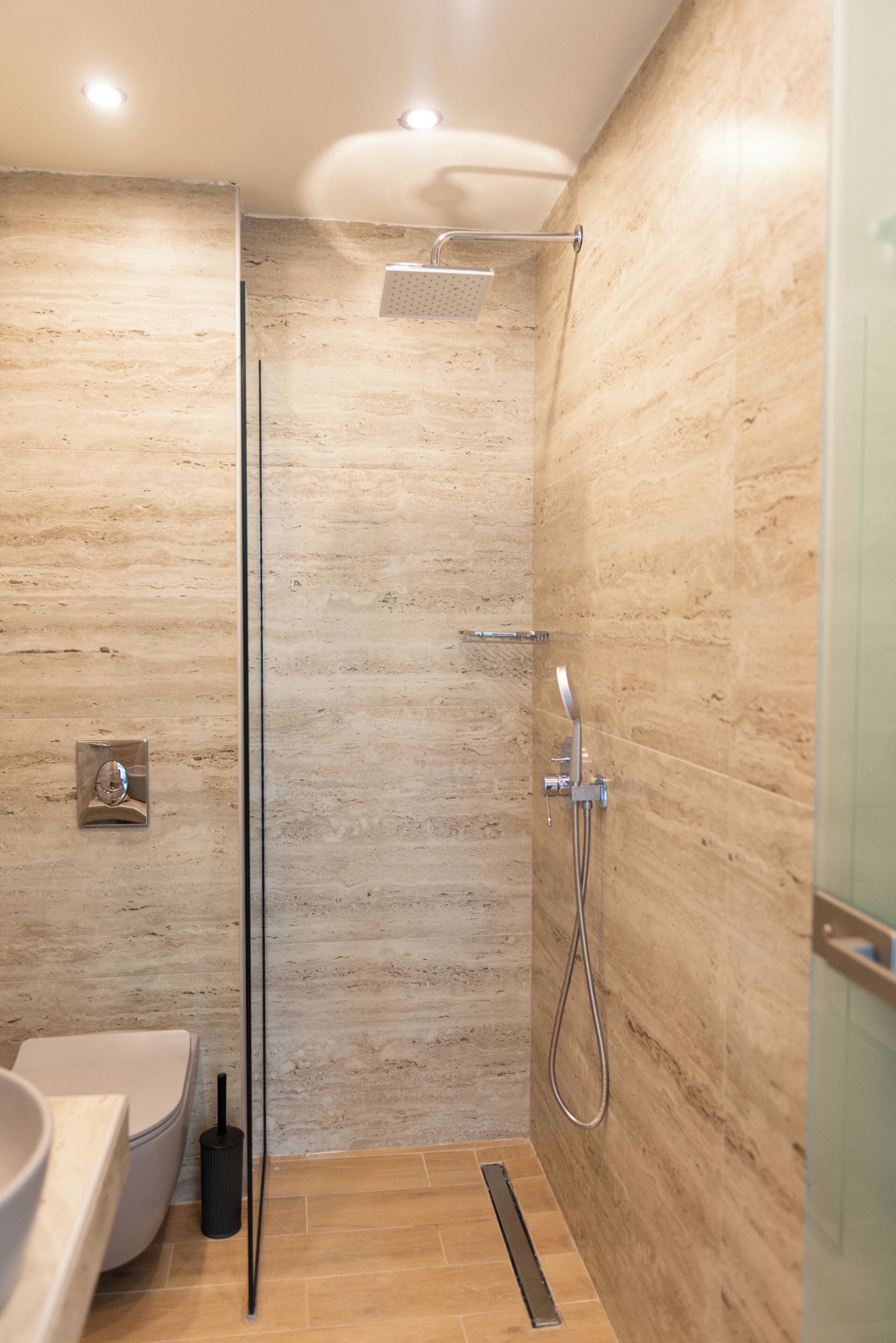 Un baño moderno con ducha, inodoro y lavabo.