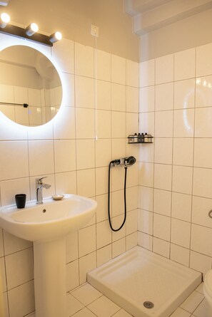 Shower, hair dryer, slippers, towels - Ellinas Hotel (Thasos)
