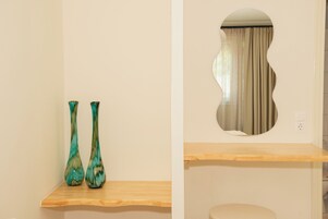 Safe på rommet, blendingsgardiner og wi-fi (inkludert)