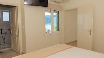 In-room safe, blackout drapes, free WiFi