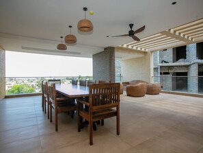 Outdoor dining - 2-bedroom apartment in amazing Accra with WiFi, fitness room, AC (Accra)