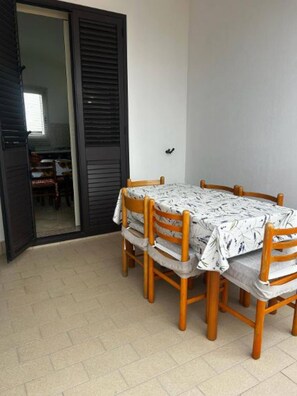 Apartment, 2 Bedrooms, Smoking, Balcony | Dining