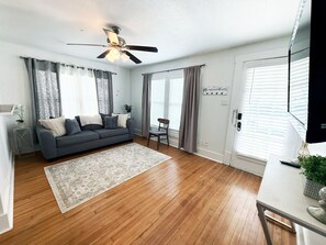 TV - 1BR/1BA Walk Downtown Riverwalk, Golf, Zoo & Pearl (San Antonio)