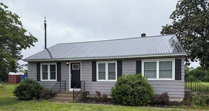 Charming, Pet Friendly 2 bedroom Cottage in Millsboro - close to golf and beach