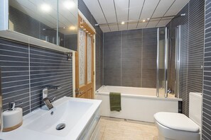 Séchoir à cheveux, bidet, serviettes fournies, savon