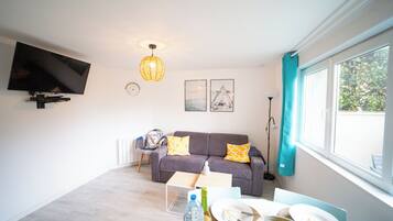 Deluxe Apartment, 1 Double Bed with Sofa bed, Hot Tub, Garden View | Living area