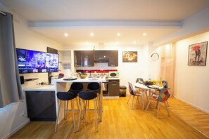 Apartamento Premium, 1 cama doble con sofá cama, no fumadores, bañera de hidromasaje | Zona de estar | Smart TV de 32 pulgadas con canales por cable, Netflix