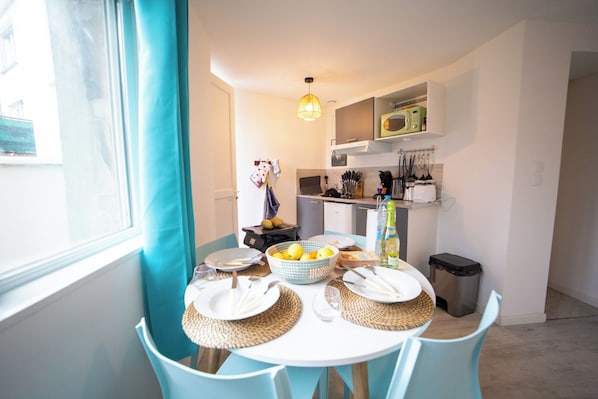 Appartement Deluxe, 1 lit double et 1 canapé-lit, bain à remous, vue jardin | Coin séjour