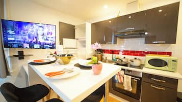 Deluxe Apartment, 1 Double Bed with Sofa bed, Kitchen | Private kitchen | Toaster, highchair, blender, griddle