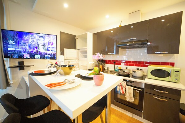 Deluxe Apartment, 1 Double Bed with Sofa bed, Kitchen | Private kitchen | Toaster, highchair, blender, griddle - Kelys T2 Premium Jacuzzi (Boulogne-sur-Mer)