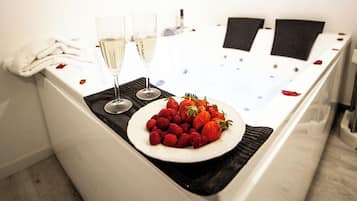 Căn hộ Deluxe, 1 giường đôi và sofa giường, bồn tắm nước nóng, quang cảnh vườn | Màn/rèm cản sáng, truy cập Internet không dây miễn phí