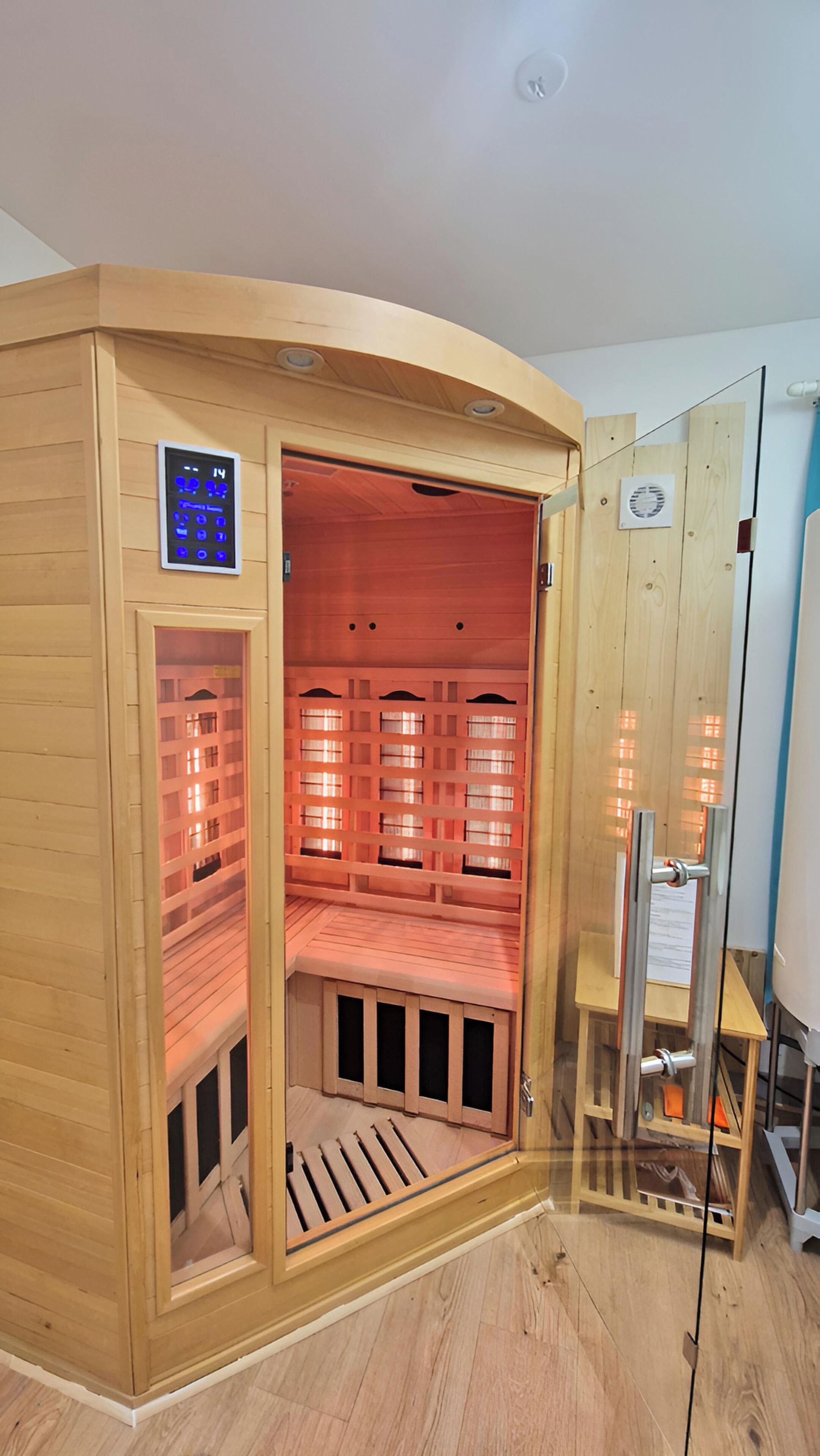 Appartement Premium, 1 lit double et 1 canapé-lit, sauna, vue jardin | Salle de bain | Sèche-cheveux, chaussons, savon, shampoing