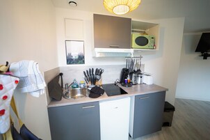 Deluxe Apartment, 1 Double Bed with Sofa bed, Hot Tub, Garden View | Private kitchen | Toaster, highchair, blender, griddle
