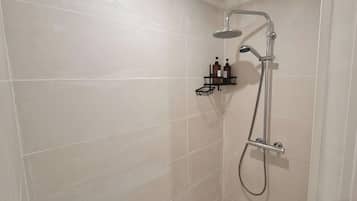 Appartamento Premium, 1 letto matrimoniale con divano letto, sauna, vista giardino | Bagno | Asciugacapelli, pantofole, sapone, shampoo