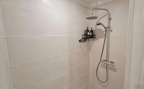Appartement Premium, 1 lit double et 1 canapé-lit, sauna, vue jardin | Salle de bain | Sèche-cheveux, chaussons, savon, shampoing