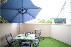 Appartement Deluxe, 1 lit double et 1 canapé-lit, bain à remous, vue jardin | Terrasse/Patio