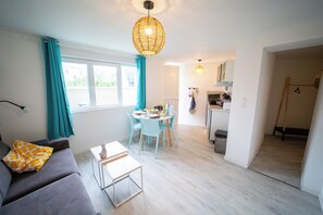 Apartamento Premium, 1 cama doble con sofá cama, sauna, vistas al jardín | Baño | Secador de pelo, zapatillas, jabón y champú