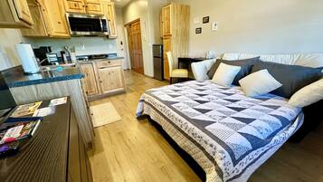 Työpöytä, ilmainen Wi-Fi, vuodevaatteet