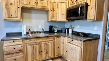 Refrigerador, microondas, cafetera y tetera y tostadora