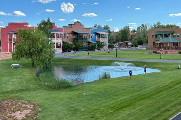 A residential area with houses, a pond, and a fountain.