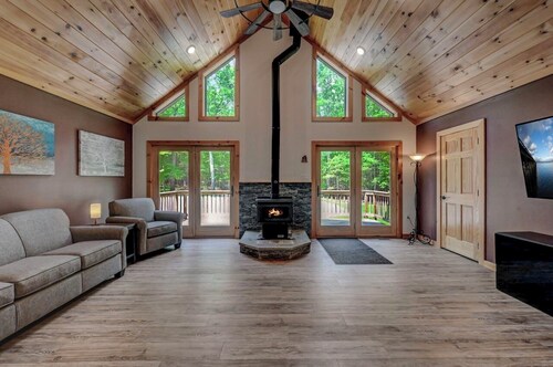 NEW 4-bedroom home, private, hot tub, fenced yard, pet friendly