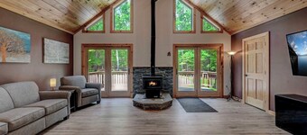 NEW 4-bedroom home, private, hot tub, fenced yard, pet friendly