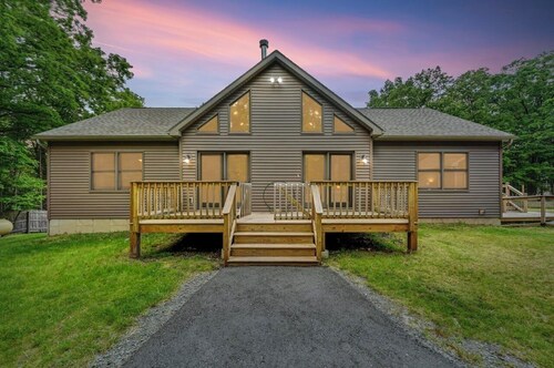 NEW 4-bedroom home, private, hot tub, fenced yard, pet friendly