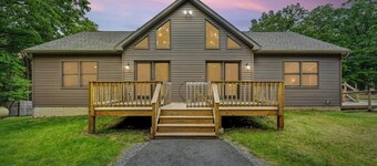 NEW 4-bedroom home, private, hot tub, fenced yard, pet friendly