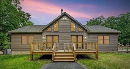 NEW 4-bedroom home, private, hot tub, fenced yard, pet friendly