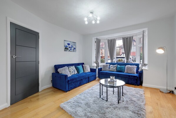 Smart TV - Cozy 3BR Family Retreat | Secluded Garden Near Wembley Stadium (Wembley)