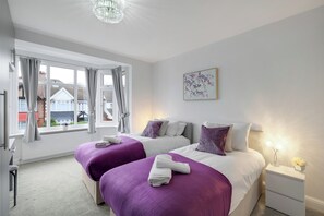 3 bedrooms, iron/ironing board, WiFi, bed sheets - Cozy 3BR Family Retreat | Secluded Garden Near Wembley Stadium (Wembley)