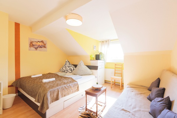 Helles Zimmer mit Doppelbett, Schlafsofa & allem Notwendigen